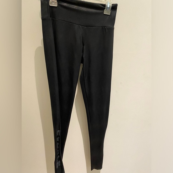 NWT Onzie Venice Legging Color Black. Size XS/S - Picture 1 of 5